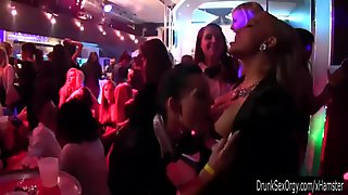 Вечеринка лесбиянки трахаются в сексуальной оргии
