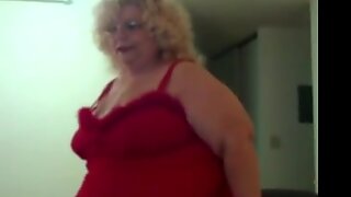 Mujer gordas con un arma en el interior de la ropa roja