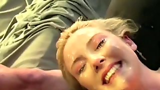 Søt blondiner tenåring dekket i sæd