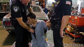 Pojke och polis gay porr video sexig naken trängs in av polisen